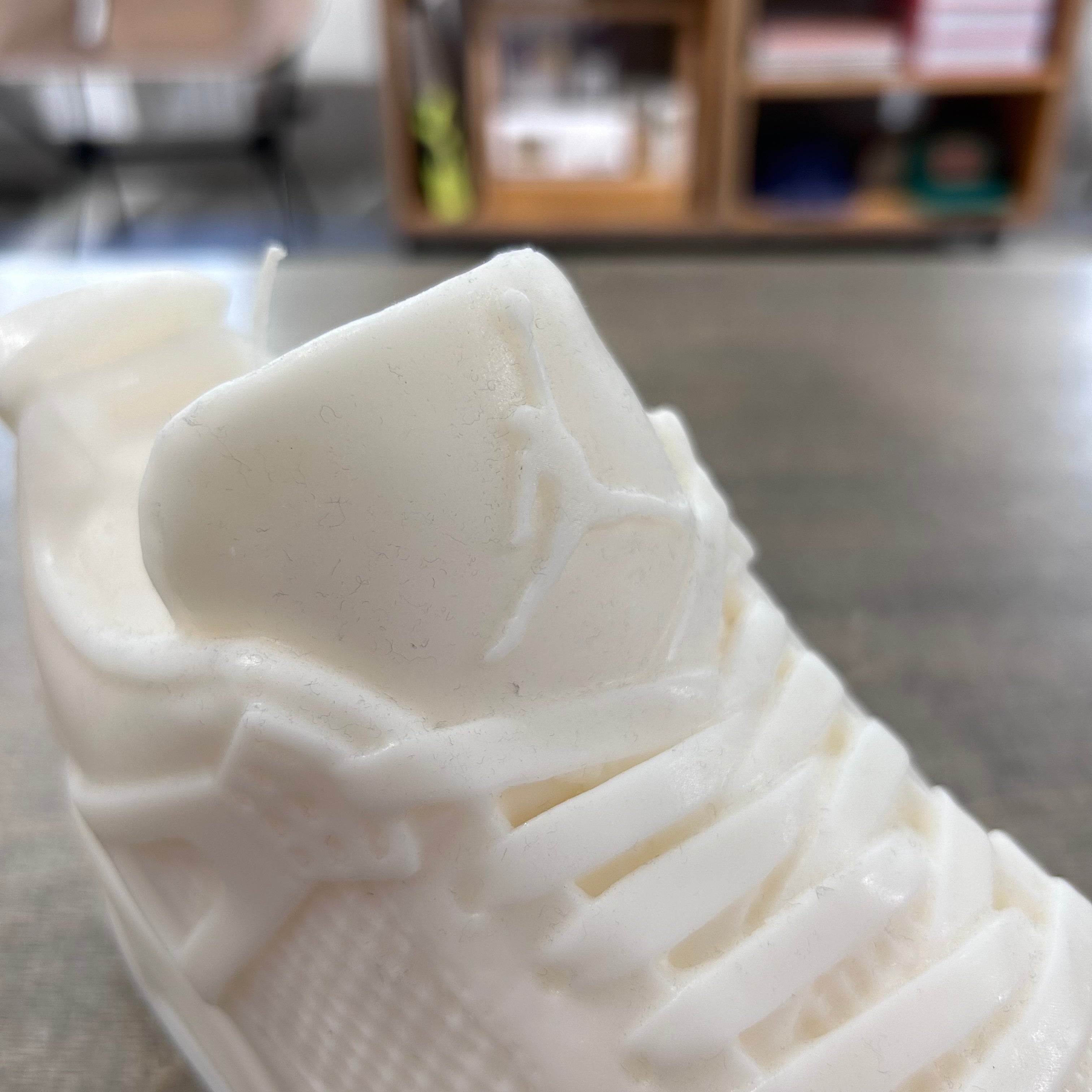 Nike Air Jordan IV Duftkerze "Dark Honey/Tobacco" - Big Duftkerzen MAKAGI Studio