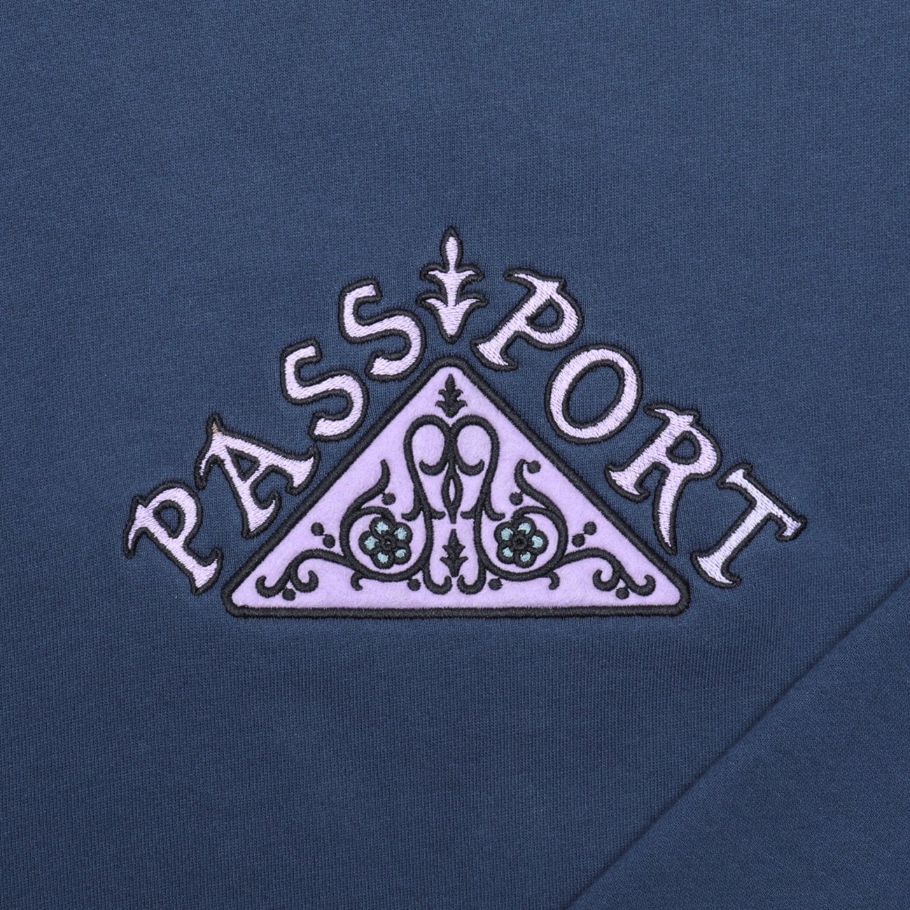 Pass~Port Manuscript Crewneck Herren Crewneck Passport Skateboards