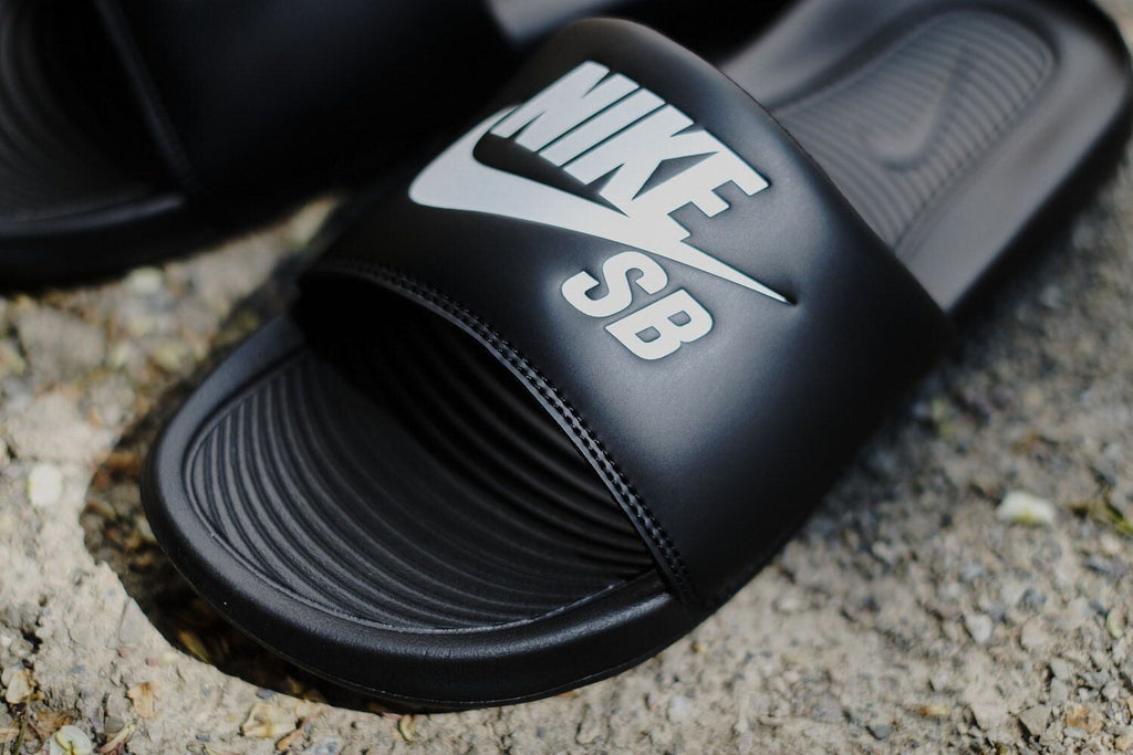 Nike SB Victori One Slide - Black-White Sandalen Nike Skateboarding 